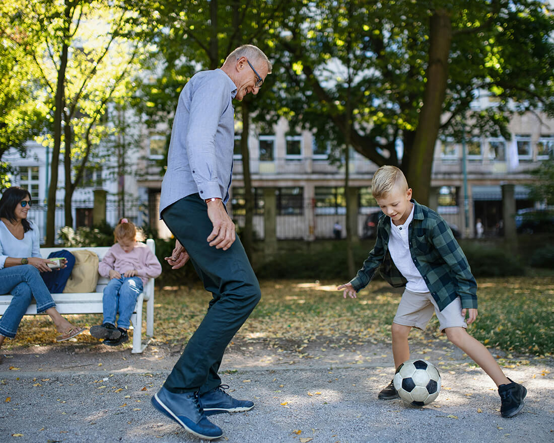 far och son som spelar fotboll