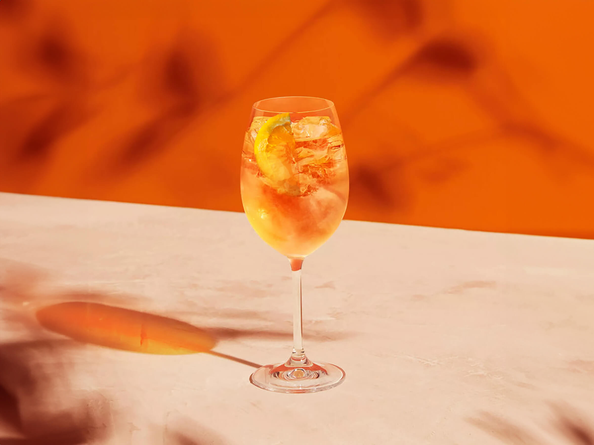 metaxa orange spritz drink med orange bakgrund