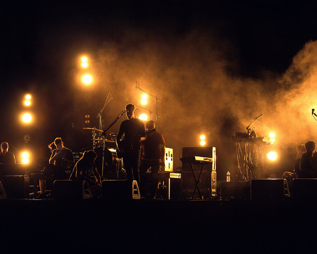 ett band som spelar musik i natten