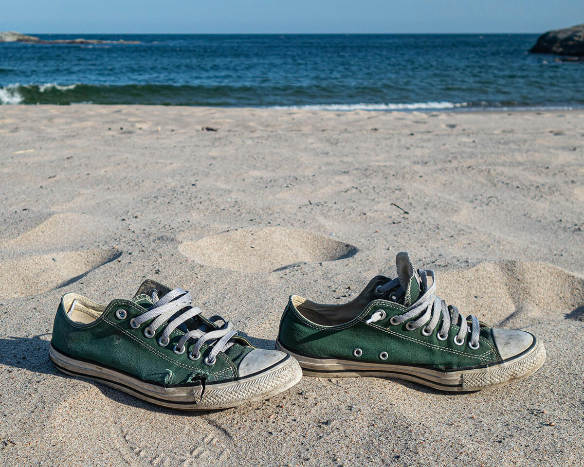 ett par skor på en strand