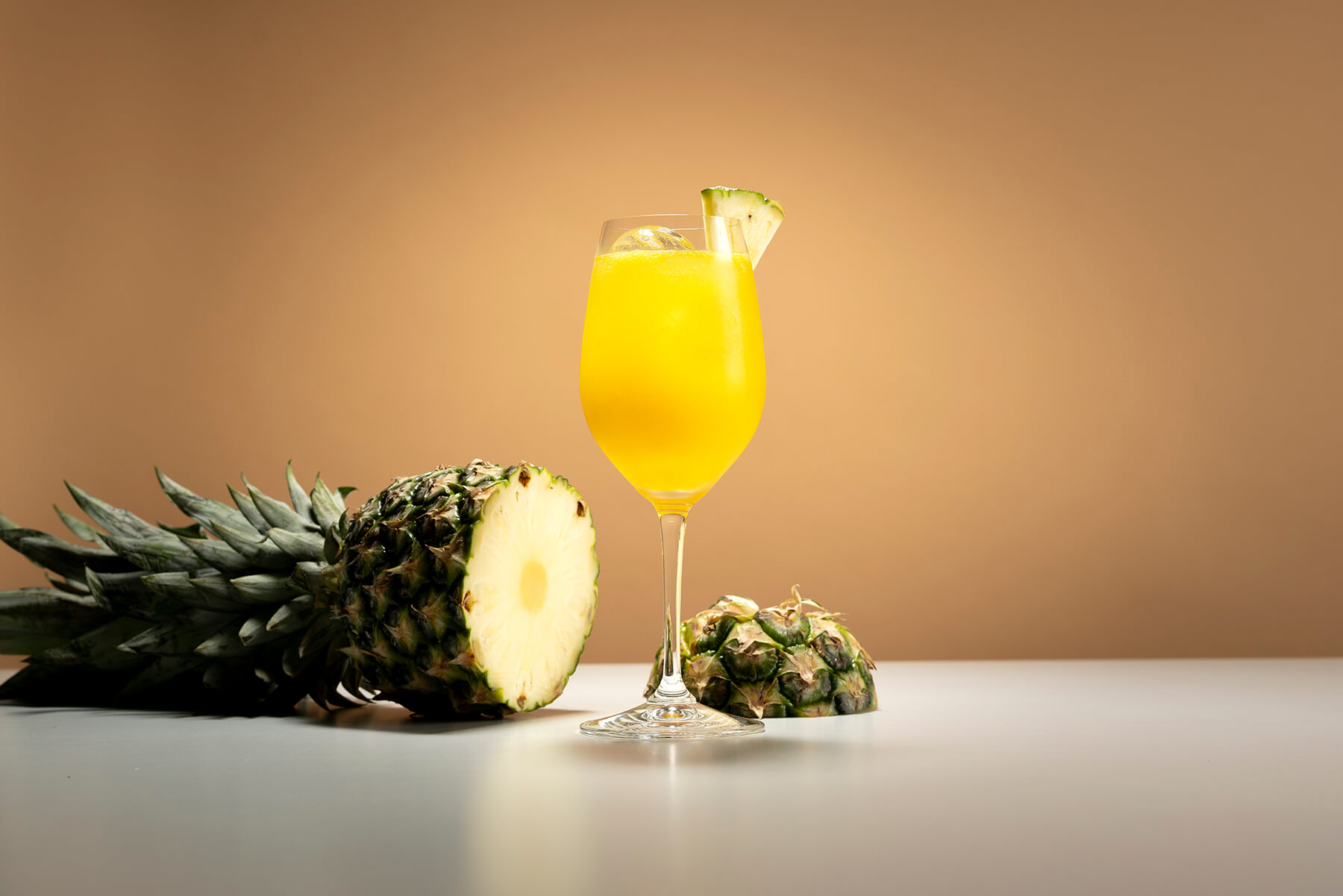 en mocktail spritz pinapple gul drink med ananas