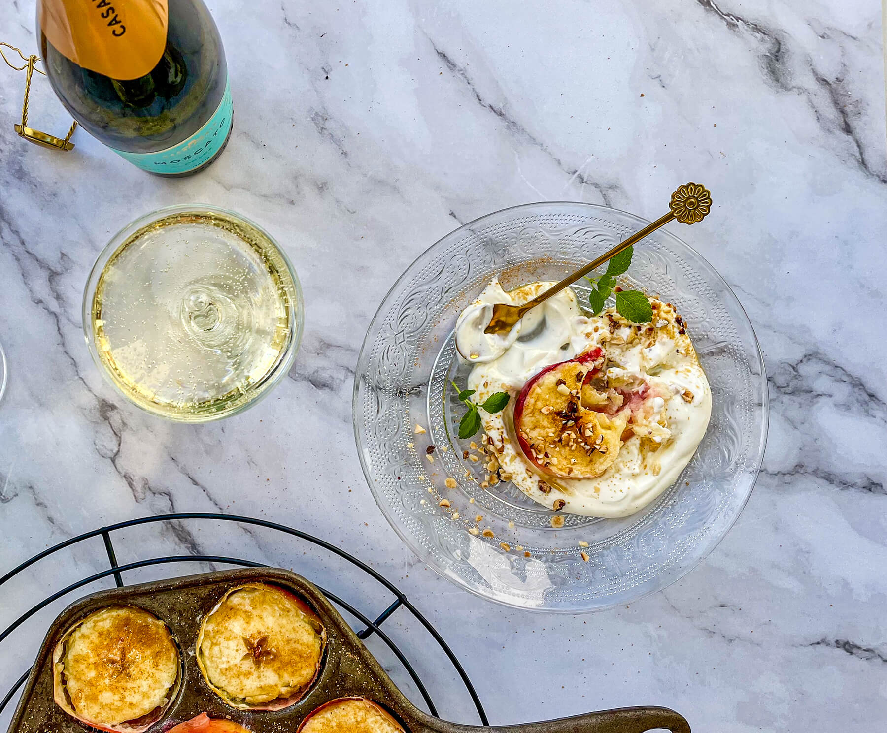 Smörbakade äpplen med vaniljkräm, varm honung & salta mandlar