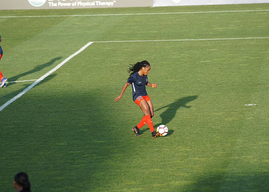 en tjej som spelar fotboll