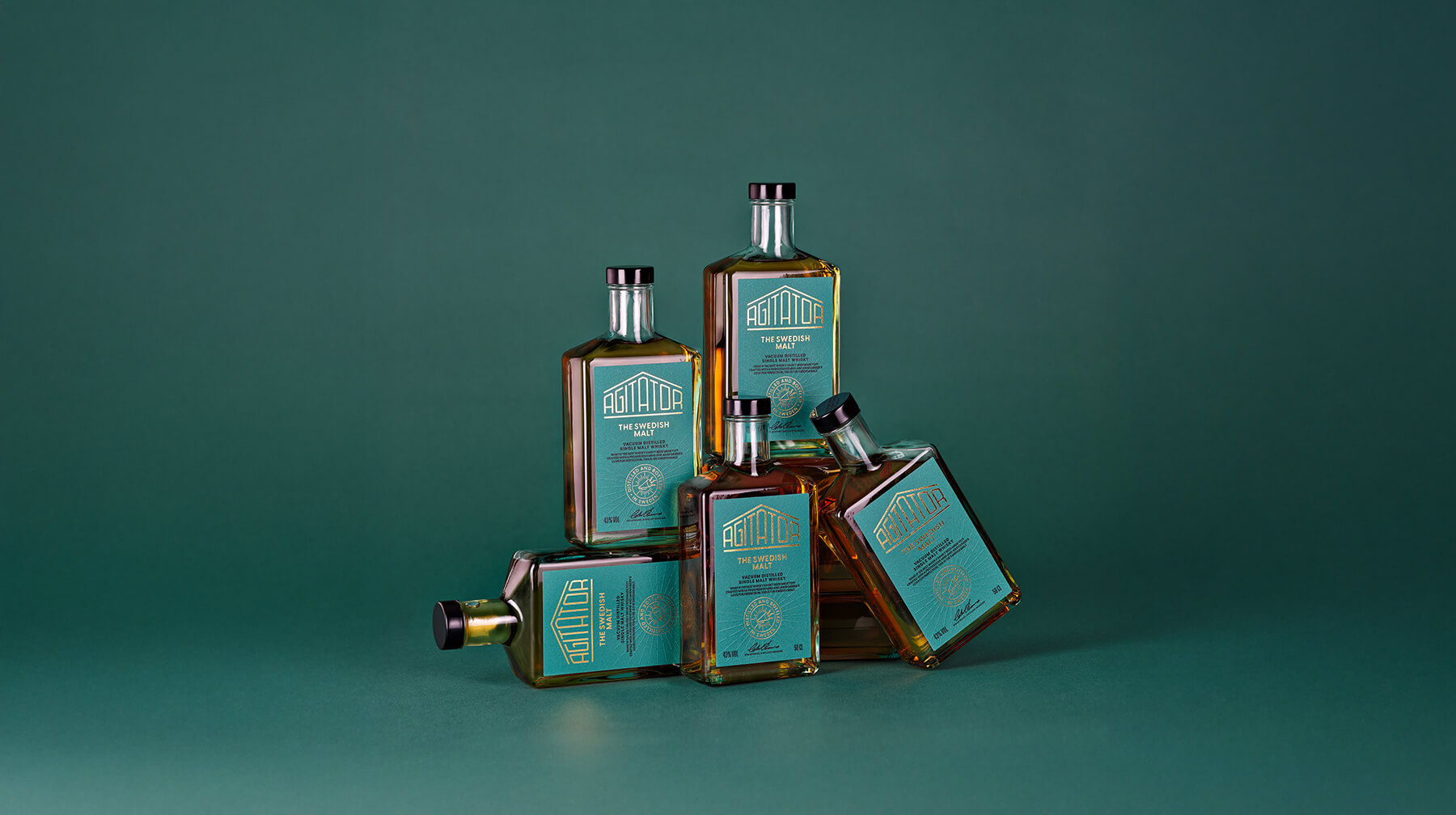 agitator whiskyflaskor malt gröna i en hög
