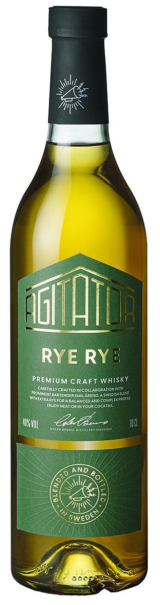 en flaska whisky från sverige med grön etickett agitator