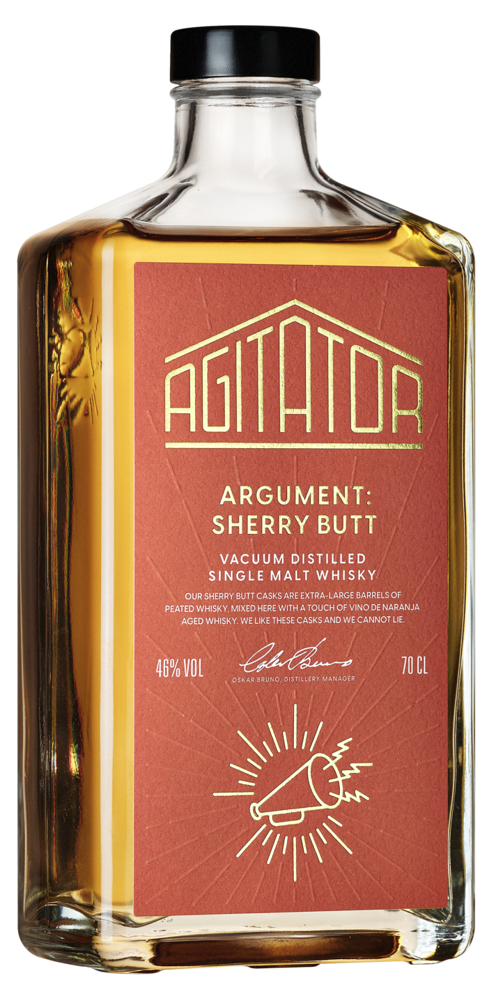agitator röd etikett på en whiskyflaska