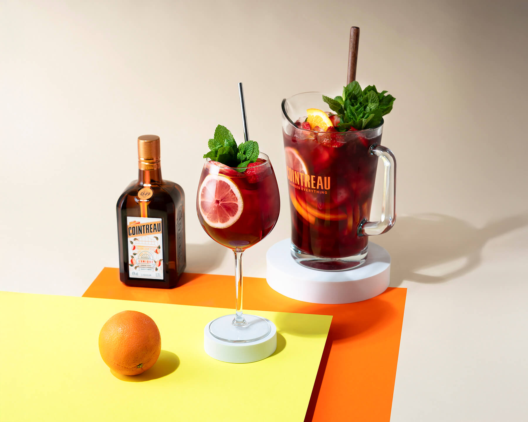 en bild på en drink i kanna sangria på ett bord med papper i glada färger