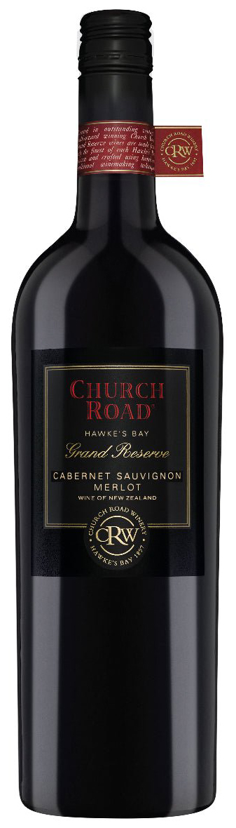 Curch Road Grand Reserve Merlot Cabernet Sauvignon 2020 Smaknot Curch Road Grand Reserve Merlot Cabernet Sauvignon 2020 är en elegant och fyllig cuvée från Hawke’s Bay i Nya Zeeland. Doften är mycket uttrycksfull med inslag av körsbär, mörka plommon, choklad och toner av cigarrlåda. Där finns också viol, mörk choklad och en kryddig dov jordighet. Smaken är rik med en saftig frukt där svarta vinbär och plommon möter tanniner och en välbalanserad syra. Eftersmaken är lång och finstämd med mörka bär och behagliga tanniner som sakta klingar av. För vem Church Roads Merlot Grand Reserve Cabernet Sauvignon 2020 är en klassisk, välgjord Bordeaux-inspirerad cuvée med fin frukt och harmonisk ek. Det är ett fullmatat och komplext vin som passar alla som uppskattar viner med muskler och struktur. Det är ett utmärkt vin till smakrika rätter av vilt och nötkött, där vinets djup kommer till sin fulla rätt. Prova det exempelvis till älg och rådjur, eller till grillad entrecote, ryggbiff och andra kraftigare grillrätter. Det är också perfekt till en mustig höstgryta eller till mogna hårdostar av många slag. Vinet har mycket stor lagringspotential och kommer att fortsätta att utvecklas åtminstone till 2038, kanske ännu längre. Bör serveras något svalt, omkring 16–18 grader. Korta fakta Namn: Church Roads Merlot Grand Reserve Cabernet Sauvignon 2020Artikelnr: xxx Pris: xxx kr Volym: 750 ml Alkoholhalt: 14,5 % Ursprung: Nya Zeeland, Hawke's Bay, Bridge Pa Triangle, Gimblett Gravels Producent: Church Road Wines / Vinearchy Kategori: Rött vin Druva: 45 % Merlot, 55 % cabernet sauvignon Årgång: 2020 Jäsning: Jäsning i franska ekfat Lagring: 21 månader på franska ekfat Fat: 40 % nya franska ekfat Lagringspotential: 12–15 år Sockerhalt: < 0,2 g/l Övrigt: Stelvin-skruvkapsyl Gott att veta Hawke’s Bay ligger på östkusten av den nya zeeländska nordön. Namnet kommer från en stor halvcirkel formad bukt som bildar kustlinje cirka nio mil från söder till norr. Klimatet i Hawke's Bay är varmt och torrt med många soltimmar, men inflytandet från havet mildrar temperaturen och de omgivande bergen skyddar mot kalla vindar från söder. Jordmånen är mycket varierad, med allt från röd lerjord till skiffer och sandsten. Genom området rinner fyra floder som påverkar jordmånen och är betydelsefulla för vinodlingen. Vinerna i Hawkes Bay Vinerna från Hawke’s Bay kännetecknas av elegans, fräschör och en tydlig syra som skapar balans och lagringspotential. Hawke’s Bay är särskilt känt för sina röda viner, framför allt Bordeaux-blandningar med merlot och cabernet sauvignon och syrah. Man gör även vita viner och chardonnay är den mest planterade druvan, även sauvignonvinerna har på senare år fått stor uppmärksamhet. Bridge Pa Triangle Druvorna till vinet kommer från två subregioner Bridge Pa Triangle och Gimblett Gravels. Cabernet sauvignon kommer från Bridge Pa Triangle och merlot från Gimblett Gravels. Bridge Pa Triangle är känt för sin jordmån av ”red metal” – en kombination av grus, vulkanaska och lerjord, vilket skapar en terroir som bidrar till djup och komplexitet i vinerna. Klimatet liknar förhållandena i Bordeaux, vilket gör Bridge Pa Triangle idealiskt för kvalitetsproduktion och klassiska Bordeauxblandningar. Gimblett Gravels Gimblett Gravels är känt för sin grusiga och mycket väldränerade jordmån. Området täcker cirka 800 hektar, med jordlager som består av små stenar och sand, som är rester från en gammal flodbädd. Jorden värms snabbt upp av solen, vilket skapar idealiska förhållanden för odling av röda druvor som cabernet sauvignon och merlot. I dag räknas Gimblett Graves till ett av Nya Zeelands främsta vindistrikt. Vinifieringen Church Roads Merlot Cabernet Sauvignon 2020 får jäsa i temperaturkontrollerade tankar. Vinet genomgår sedan malolaktisk jäsning för att mjuka upp syran och utveckla de fruktiga smakerna. Efter jäsningen lagras vinet i franska ekfat, varav cirka 40 % är nya, under ungefär 21 månader för att ge djup och karaktär. Kort om Church road Wines Church Road Wines grundades 1897 och är ett av Nya Zeelands äldsta vinerier. Namnet ”Church Road” kommer från den väg där vingården ursprungligen låg, i utkanten av staden Napier. Vineriet har en rik historia som speglar Nya Zeelands utveckling, från produktion av söta starkviner och bulkviner till dagens högkvalitativa såväl röda som vita viner. Tom McDonald Tom McDonald (1907–1987) var en legendarisk vinmakare som köpte Church Road Wines 1936 och som banade väg för regionens moderna vinframgångar. Tom McDonald började som flasktvättare i en vingård som ung och köpte så småningom sin första vingård vid 19 års ålder. McDonald var den första som 1849 såg potentialen i Hawke’s Bay. År 1949 introducerade han Nya Zeelands första Cabernet Sauvignon, vilket var en milstolpe för landets vinframställning. Han moderniserade metoderna, satsade på fransk ek och blev en ledande person i branschen. McDonald var också aktiv i samhället och fick titeln Officer of the British Empire för sina insatser. Internationella framgångar Under 1950- och 60-talen producerade Tom McDonald viner som fick stort genomslag i Nya Zeeland och som bidrog till att göra Hawke’s Bay berömt som vinregion. År 2005 köptes Church Bay av Pernod Ricard och vinerna fick möjligheter till internationell spridning. År 2025 slog Pernod Ricard samman sina vinföretag i Spanien, Australien och Nya Zeeland och bildade konstellationen Vinearchy. Genom sammanslagningen blev Vinearchy en av världens största vinproducenter med över 1 600 anställda och en omsättning på 11 miljarder kronor. Hawkes Bay är Nya Zeelands äldsta vinregion, den första kommersiella vinodlingen började redan 1851 Hawke’s Bay är den varmaste och soligaste vinområdet i Nya Zeeland Varje år arrangeras Hawke’s Bay Wine & Food Festival som lockar vinintresserade från hela världen Bridge Pa Triangle har fått sitt namn efter en liten by vid en bro över Tutaekurifloden Triangle kommer från de tre vägar som omger området Gimblett Gravels har fått sitt namn från en familj Gimblett som ägde marken med den grusiga (gravels) och steniga jorden Vinodlingen började i Gimblett Gravels så sent som på 1980-talet Bordeauxblandningar görs i dag över hela världen och är en vinstil, inte ett ursprung Nya världens vinlagar medger ett mycket friare sätt att skapa Bordeauxblandningar