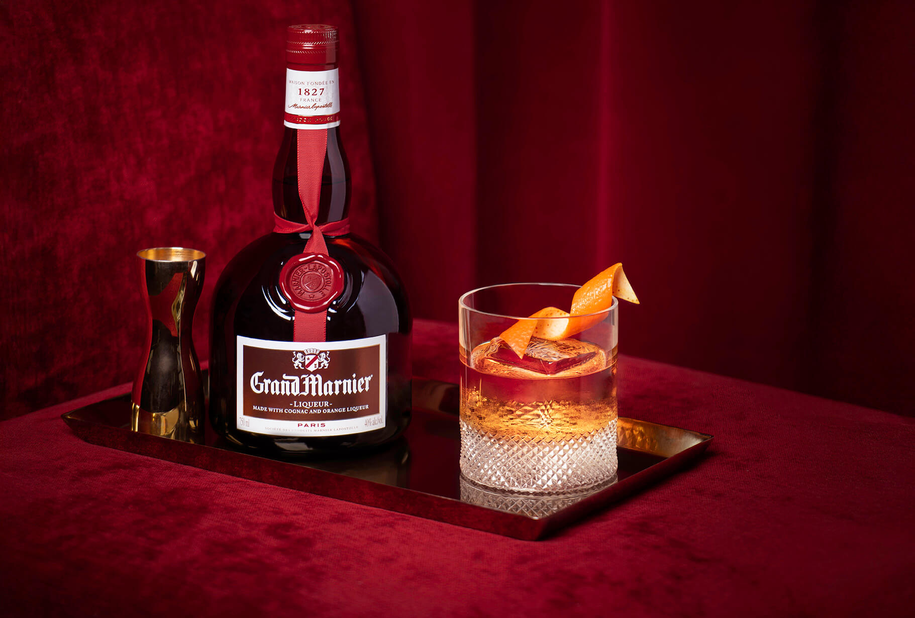 Börja med att droppa bitters direkt i ett rocks-glas (gärna dubbelt). Häll i Grand Marnier, följt av bourbon. Lägg i en stor isbit och rör försiktigt tills drinken är kall och väl blandad. Skala ett apelsinskal och pressa försiktigt ut oljorna över drinken innan du lägger det som garnering på kanten.